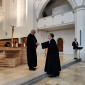 Regionalbischof Axel Piper nimmt das Amtskreuz von Dekan Dittmar entgegen